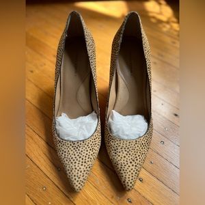 Banana Republic spotted Calf hair pumps sz 7